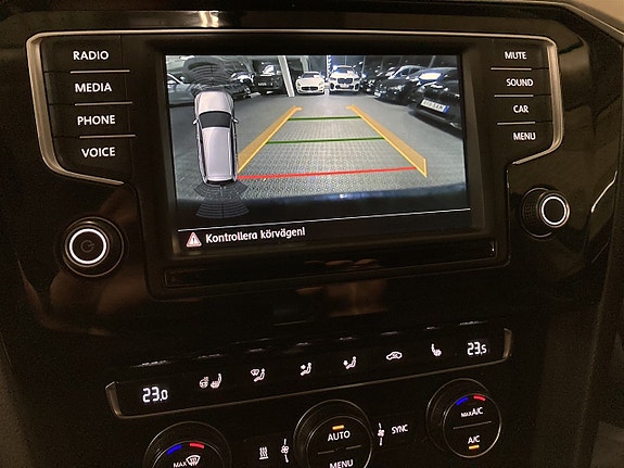 Volkswagen Passat 16 of 22