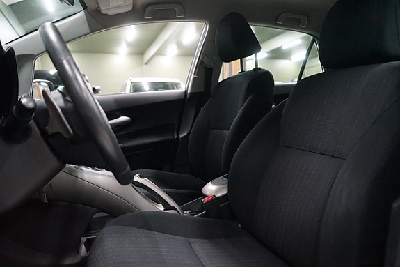 Toyota Auris 8 of 12