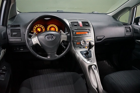 Toyota Auris 7 of 12