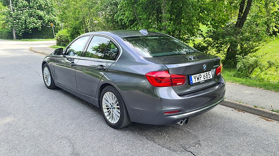 BMW 330e 4 of 5
