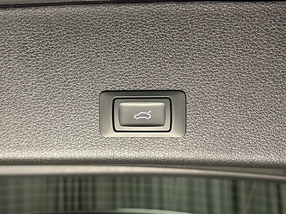 Audi e-tron 9 of 24