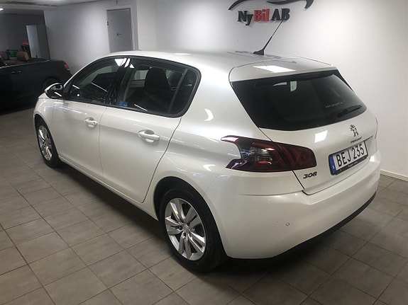 Peugeot 308 2 of 5