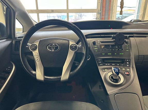 Toyota Prius 9 of 19