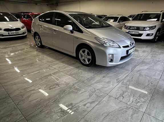 Toyota Prius 2 of 5