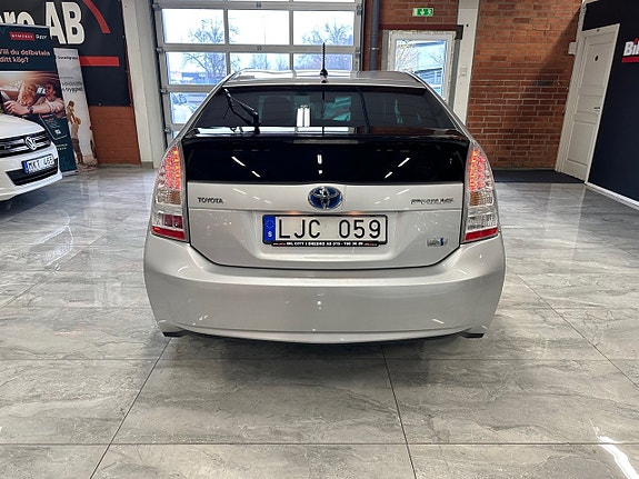 Toyota Prius 12 of 19