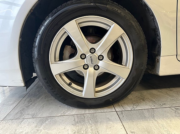 Toyota Prius 7 of 19