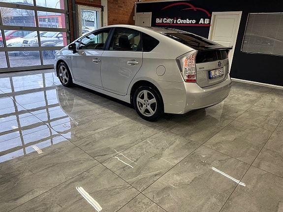 Toyota Prius 4 of 5
