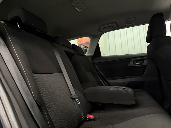 Toyota Auris 12 of 23