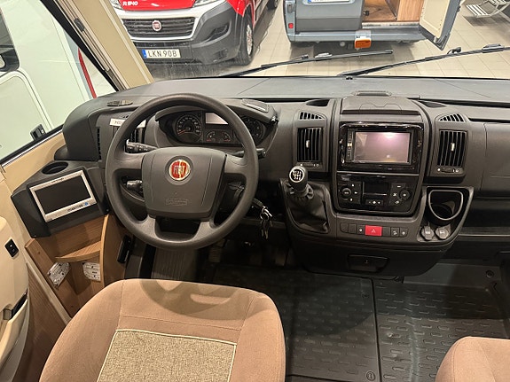 Malibu I440 QB Queensbed & hyttsäng! Stort garage! AC! 6,99m 3 of 24
