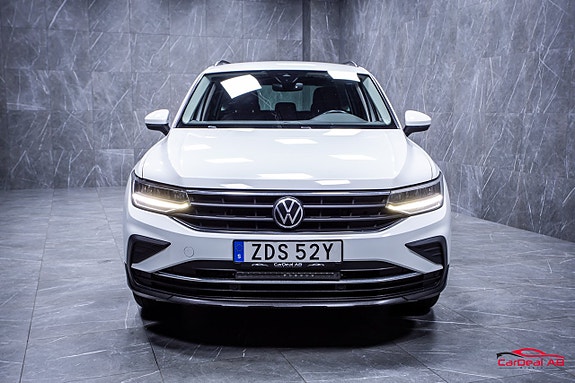 Volkswagen Tiguan 2 of 5