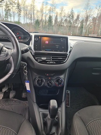 Peugeot 208 11 of 12