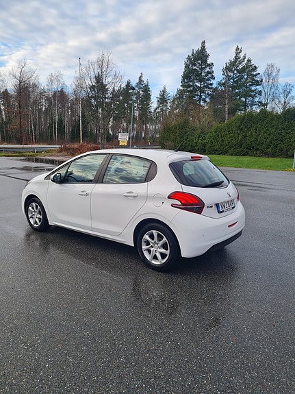 Peugeot 208 7 of 12