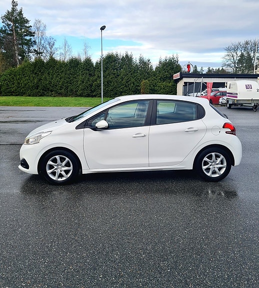 Peugeot 208 2 of 5