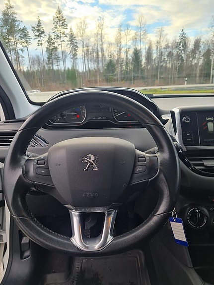Peugeot 208 8 of 12