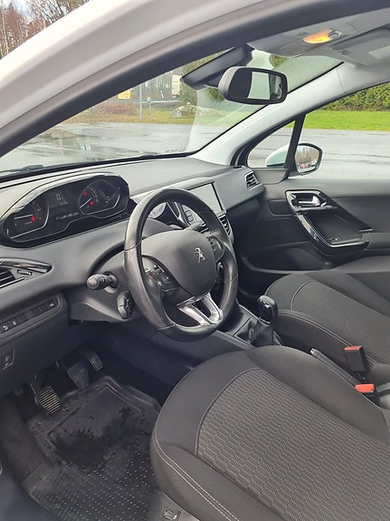 Peugeot 208 9 of 12