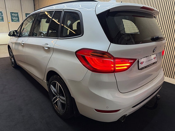 BMW 218d 3 of 5