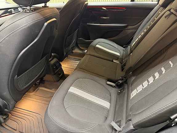 BMW 218 7 of 17