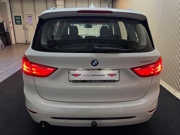 BMW 218d 4 of 5