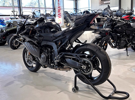 Yamaha R9 4 of 18