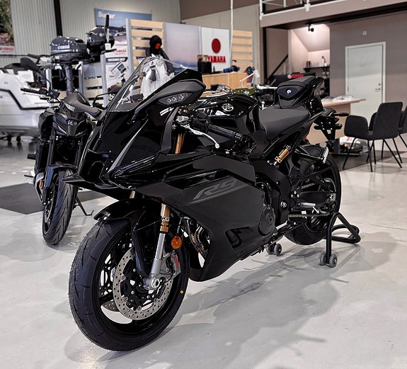 Yamaha R9 2 of 18