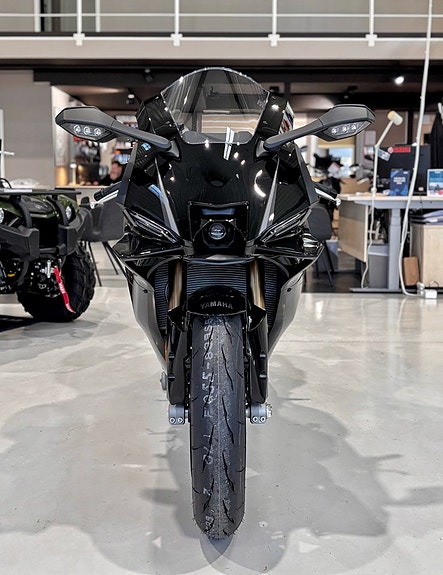Yamaha R9 5 of 18