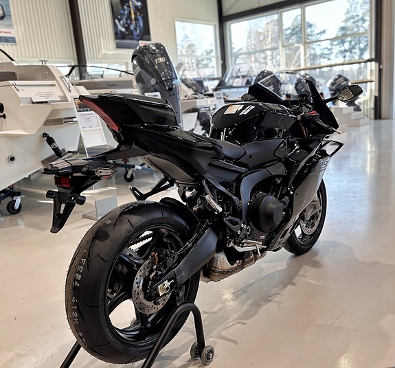 Yamaha R9 3 of 18