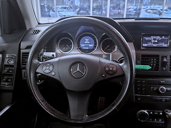 Mercedes-Benz GLK320 9 of 15