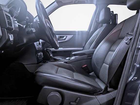 Mercedes-Benz GLK320 6 of 15