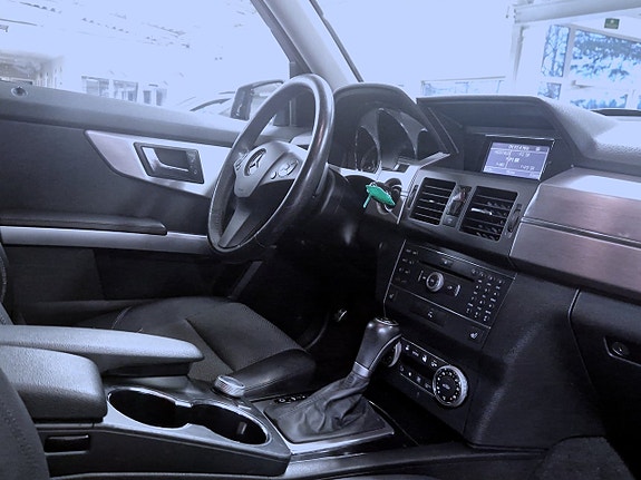 Mercedes-Benz GLK320 11 of 15