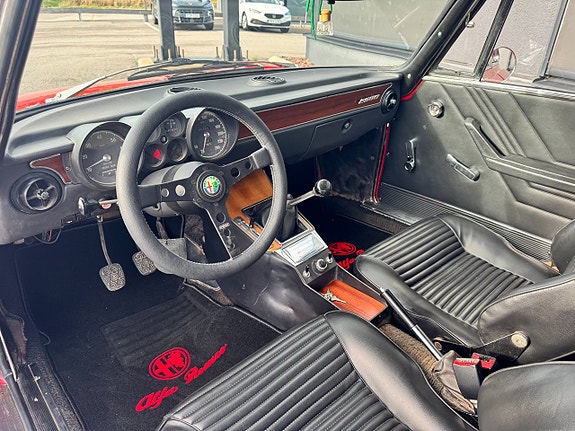 Alfa Romeo 2000 GTV 12 of 17