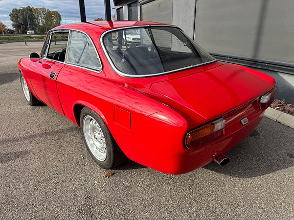 Alfa Romeo 2000 GTV 4 of 17
