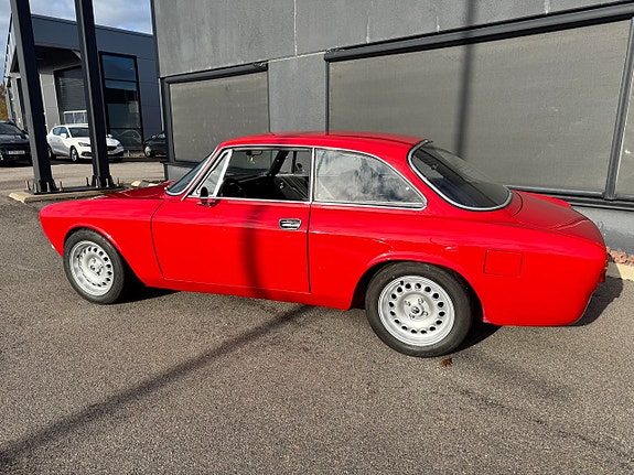 Alfa Romeo 2000 GTV 3 of 17