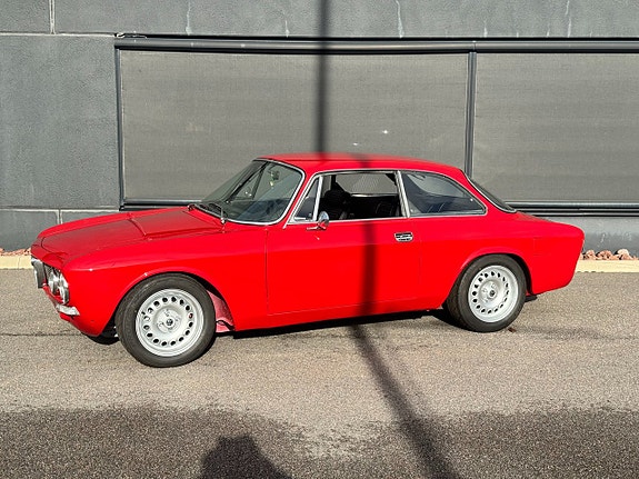 Alfa Romeo 2000 GTV 2 of 17