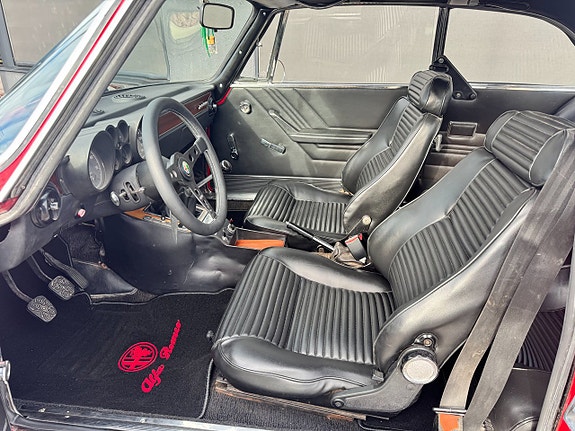 Alfa Romeo 2000 GTV 11 of 17