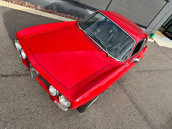 Alfa Romeo 2000 GTV 9 of 17
