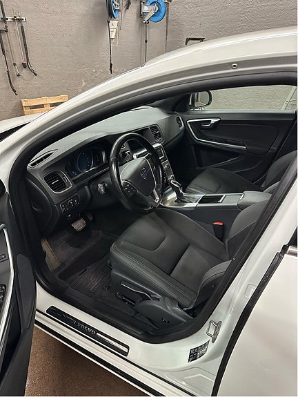 Volvo S60 4 of 5