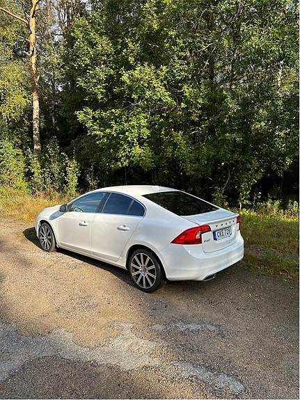 Volvo S60 3 of 5