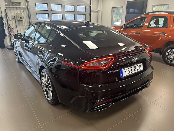 Kia Stinger 2 of 5