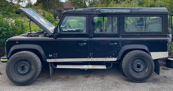 Land Rover Defender 110 4 of 9