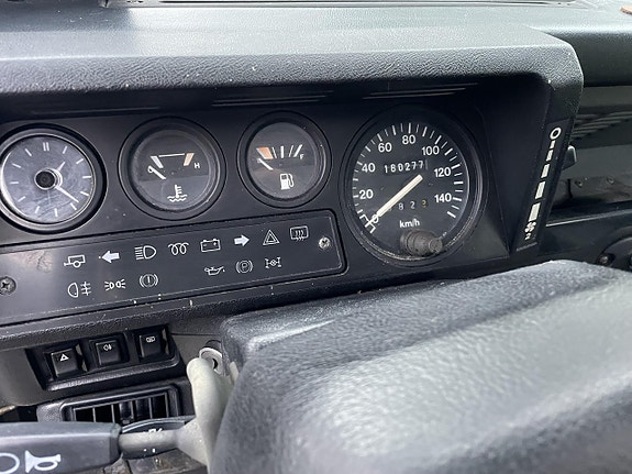 Land Rover Defender 110 6 of 9