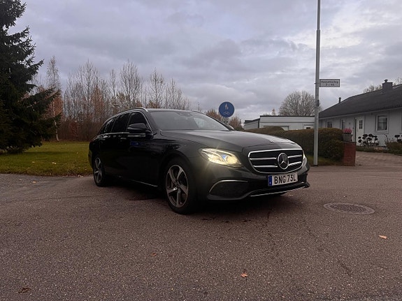 Mercedes-Benz E300 de 4 of 5