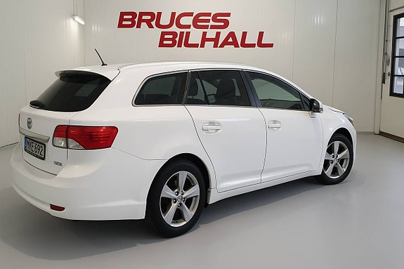 Toyota Avensis 2 of 5