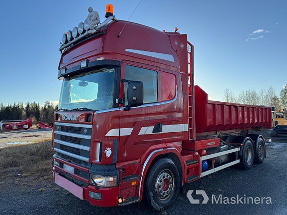 Lastväxlare Scania R144 6X2 med tre flak