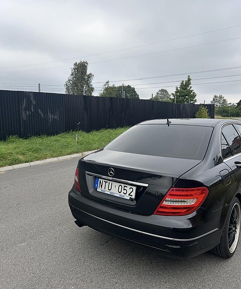 Mercedes-Benz C220 3 of 6