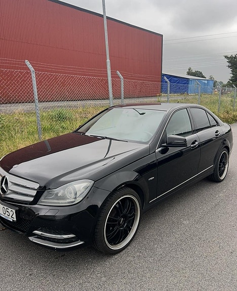 Mercedes-Benz C220 2 of 6