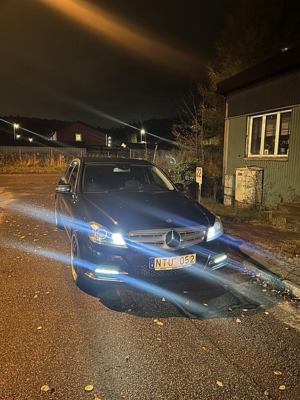 Mercedes-Benz C220 4 of 6