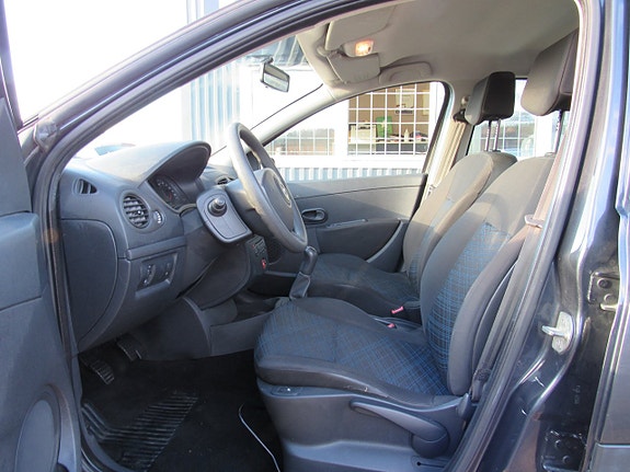 Renault Clio 12 of 14