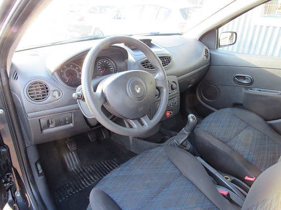 Renault Clio 11 of 14