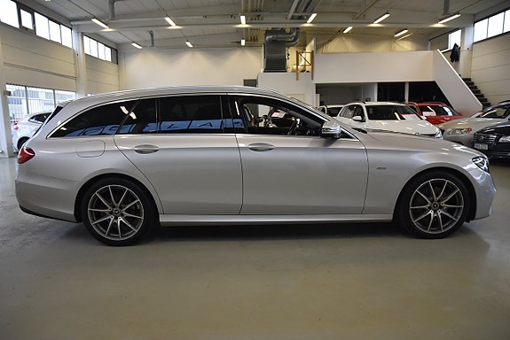 Mercedes-Benz E220 3 of 5