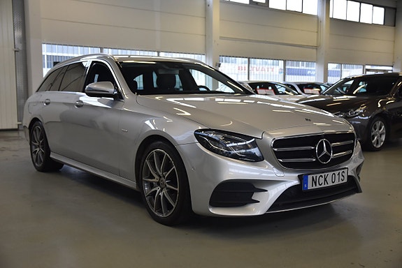 Mercedes-Benz E220 2 of 5